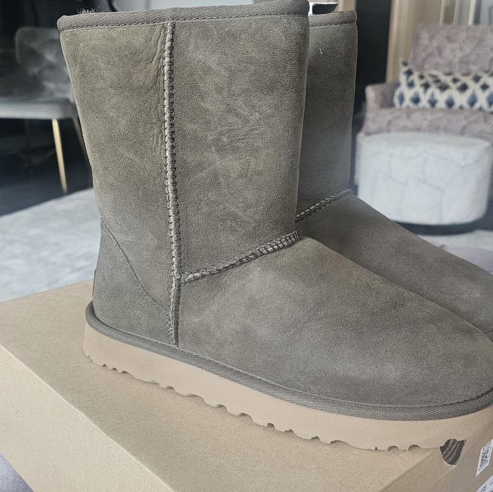 NIB UGG Espr Classic Short II Boots Size 8
